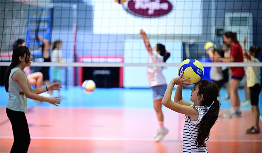 Büyükşehir'in ücretsiz voleybol kurslarına yoğun ilgi