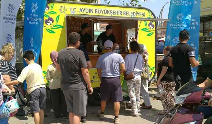Büyükşehir’den vatandaşlara limonata ikramı