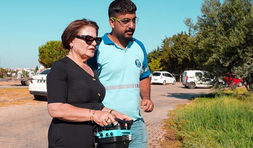 Başkan Gençay, çim biçme robotunun ilk saha denemesine katıldı