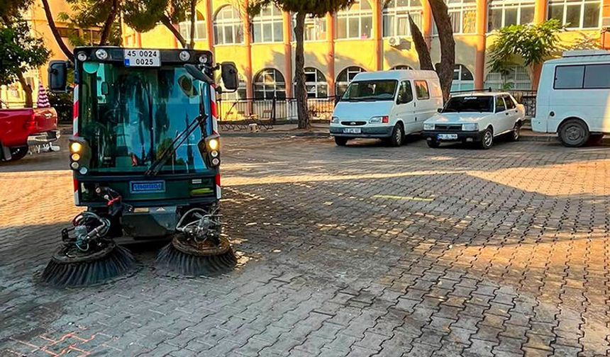 Efeler’in tarihi çarşılarında kapsamlı temizlik seferberliği