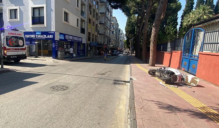 Otomobilin çarptığı motosiklet kaldırıma çıktı