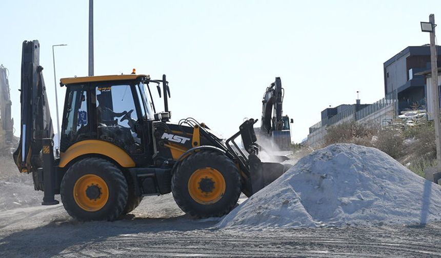 Kuşadası Belediyesi’nden Değirmendere’de 6 bin metrekarelik yol mesaisi