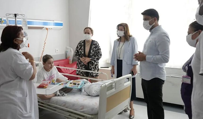 Aydın'da tedavi gören miniklere moral ziyareti
