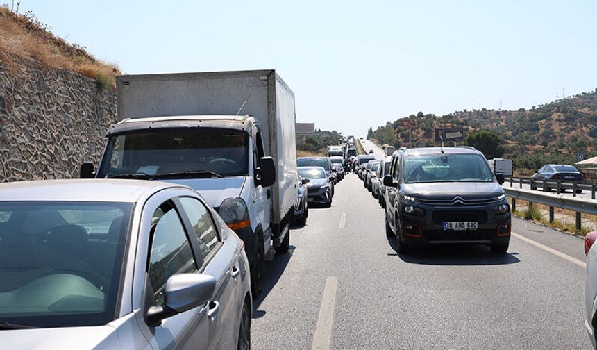 Aydın- Muğla kilitlendi: "Araç kuyruğu 5 kilometreye ulaştı"