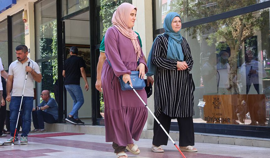 Başkan Çerçioğlu’ndan görme engelli vatandaşlara beyaz baston desteği