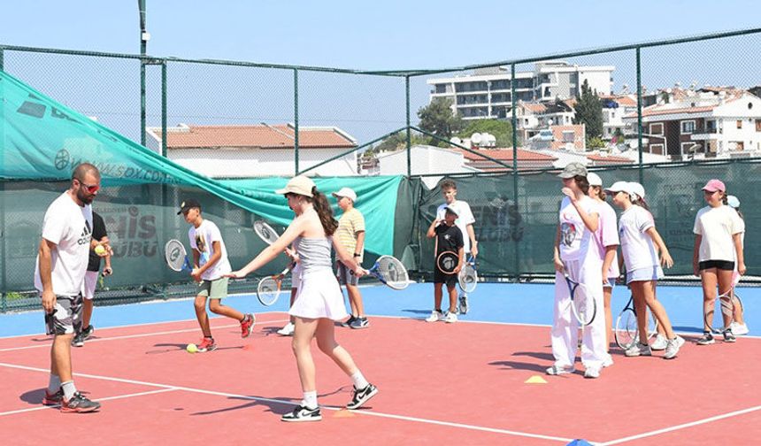 Kuşadası'nda minik raketler geleceğe hazırlanıyor