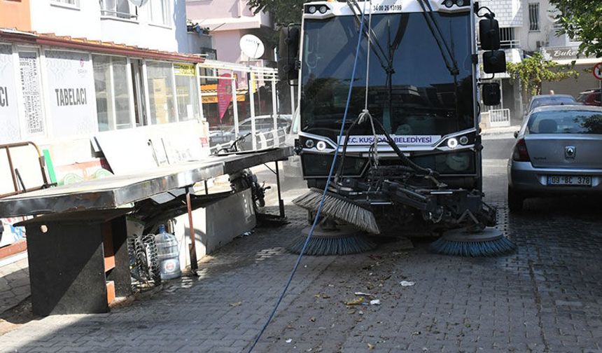 Kuşadası’nda temizlik mesaisi 7/24 sürüyor