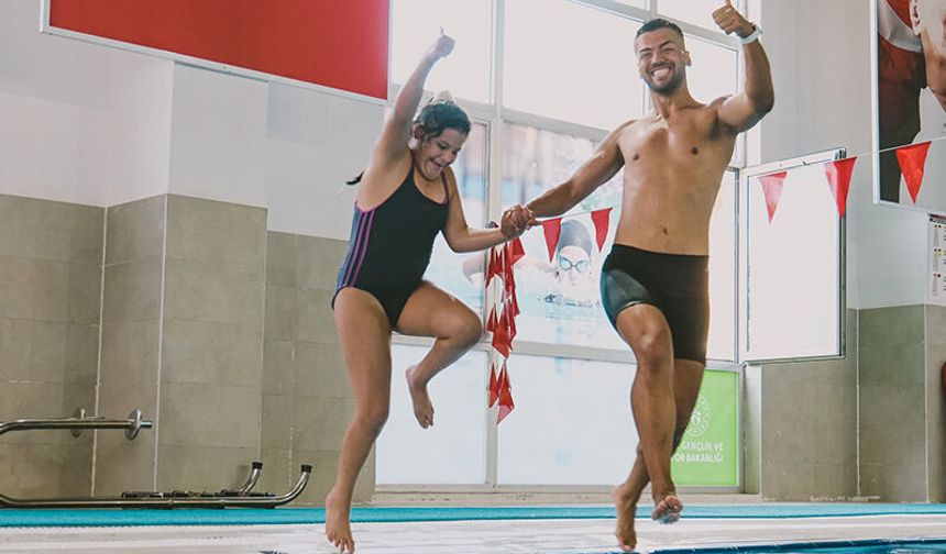 Özel sporcular Pınarbaşı Yüzme Havuzu'nda sporla buluşuyor