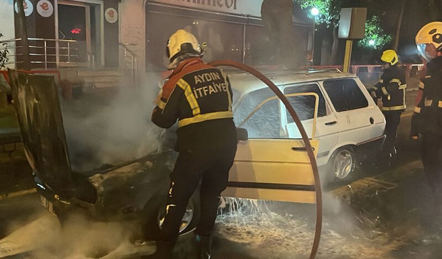 Aydın'da seyir halindeki otomobil alev aldı