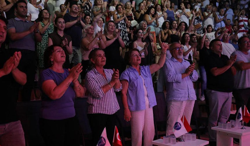Didim’de halk konserine yoğun ilgi