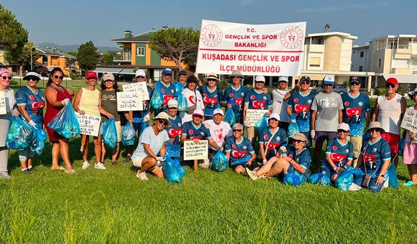 Kuşadası'nda sabah sporu sonrası çevre temizliği