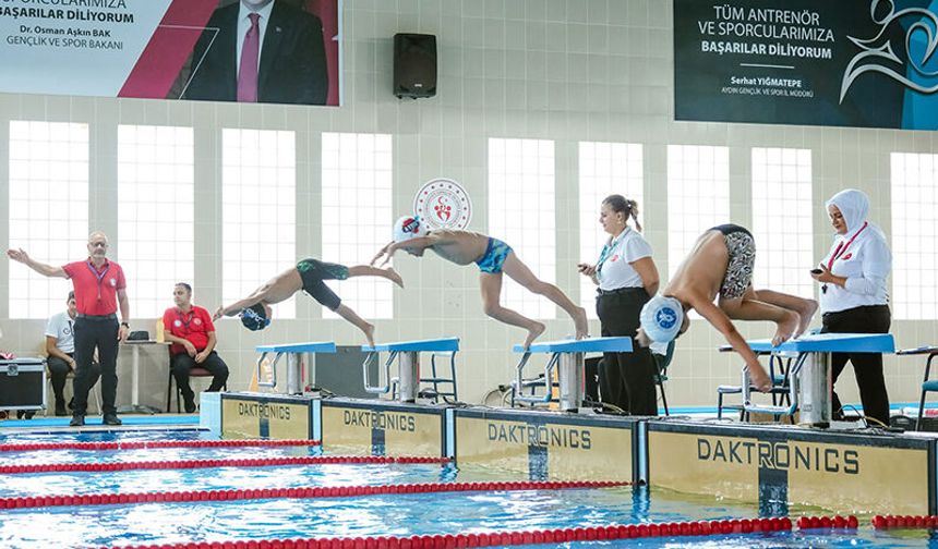 Minik kulaçlar Zafer Bayramı için yarıştı