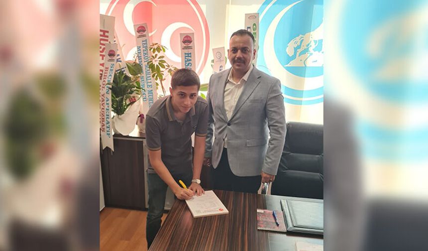 18 yaşını doldurdu, MHP'ye kaydını yaptırdı