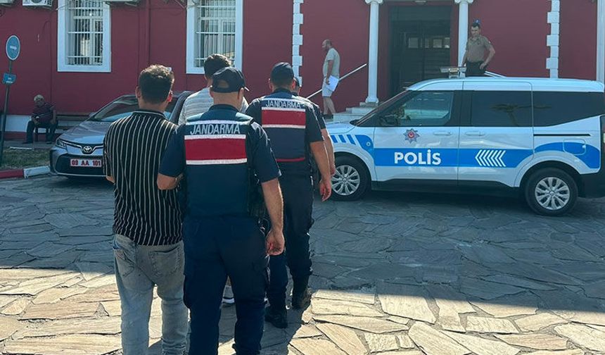 Evden çaldıkları altınları 4 kuyumcuda bozdurdular