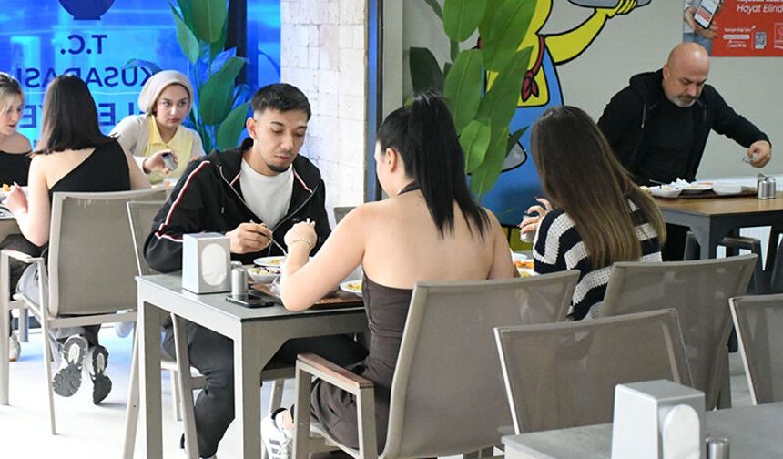 Kuşadası'nda kent lokantası yüzlerce kişiyi ağırlıyor