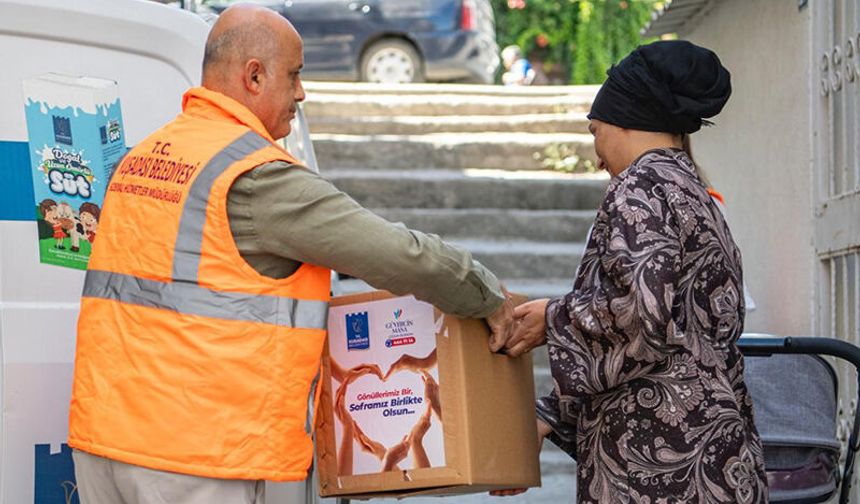 Kuşadası’nda ihtiyaç sahiplerine gıda kolisi ulaştırıldı