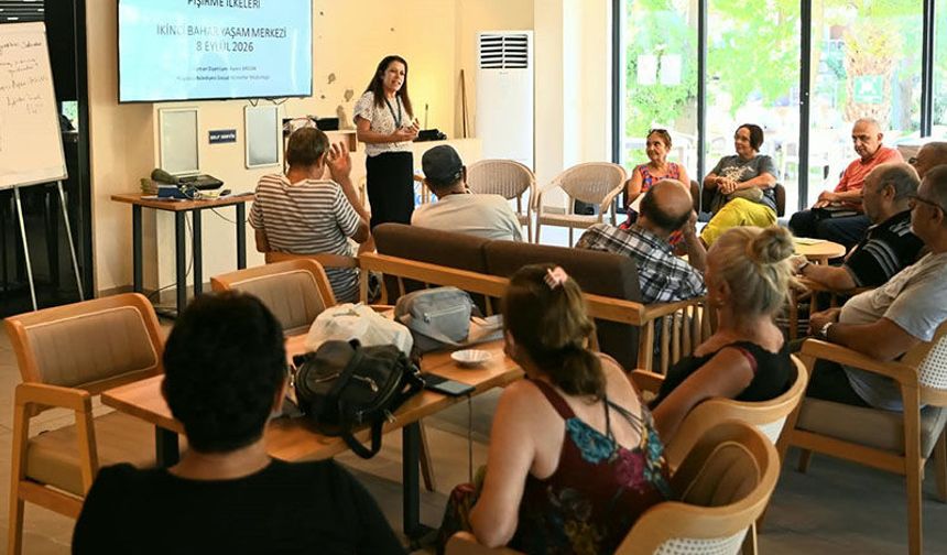 Kuşadası'nda yaşlı çınarlara sağlıklı gıda tüketimi anlatıldı