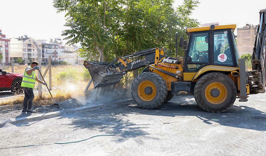 Efeler’de asfalt mesaisi devam ediyor