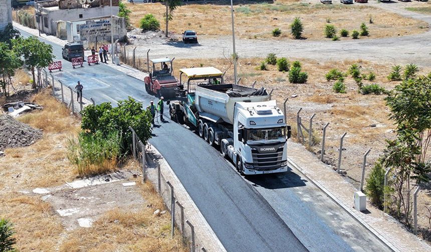 Efeler’de sıcak asfalt çalışmaları sürüyor