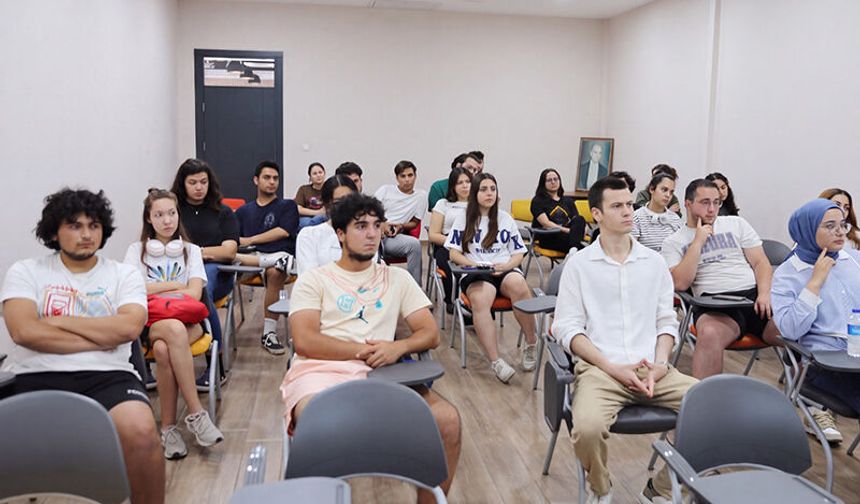 Efeler Belediyesi’nden gençlere sınav yolculuğunda rehberlik desteği