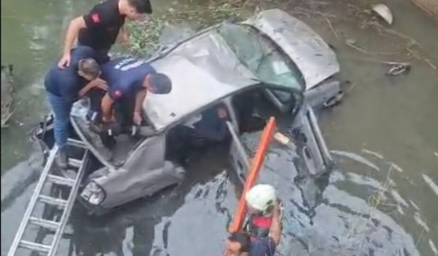 Karacasu’da Otomobil Bariyerleri Aşıp Baraj Kanalına Uçtu: 2 Yaralı