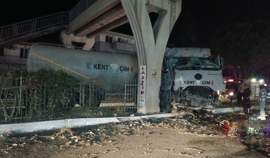 Tır Üst Geçide Çarptı: 1 Yaralı
