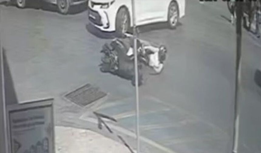 Otomobil ile motosiklet çarpıştı