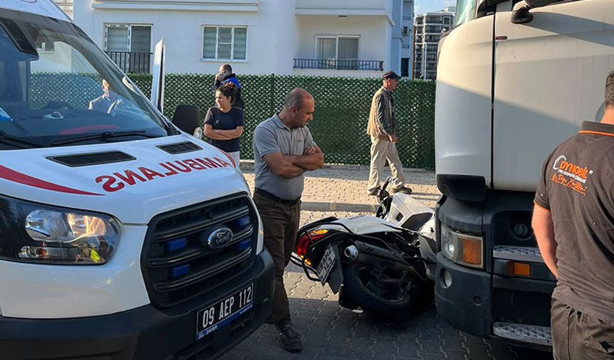 Nazilli’de TIR ile motosiklet çarpıştı: 2 yaralı