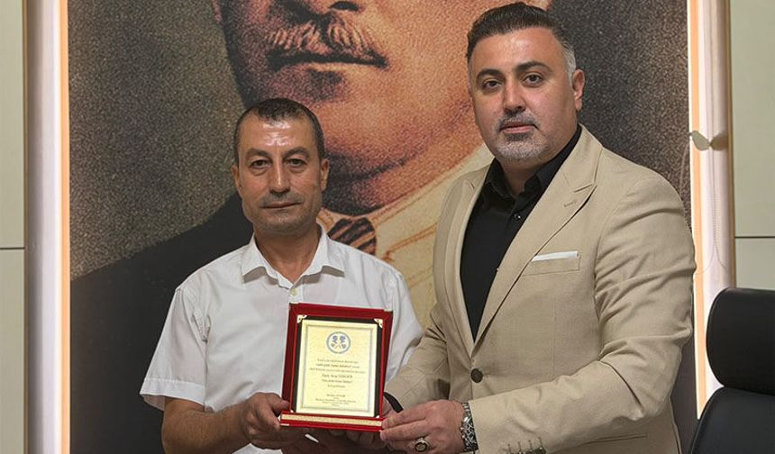 Serhan Avşar’dan yılın ahisine plaket