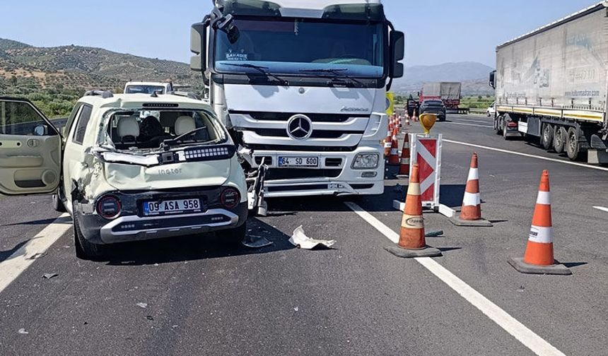 Tır, otomobile arkadan çarptı: 3 yaralı