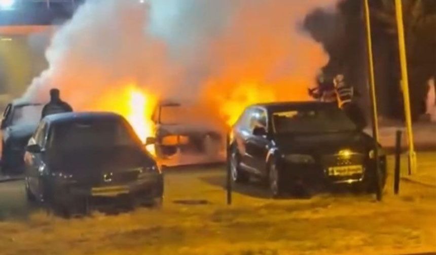 Kuşadası'nda 2 otomobil ateşe verildi