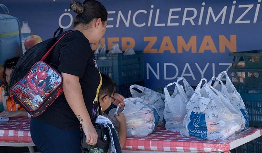 Kuşadası’nda beslenme paketleri çocuklara ulaştırılıyor