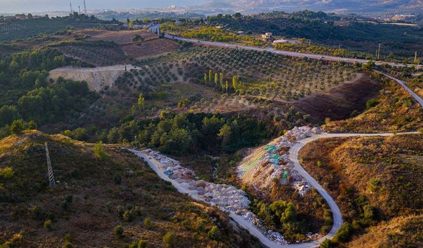 Kuşadası'nda Toskana'yı andıran vadiler atıklarla doluyor