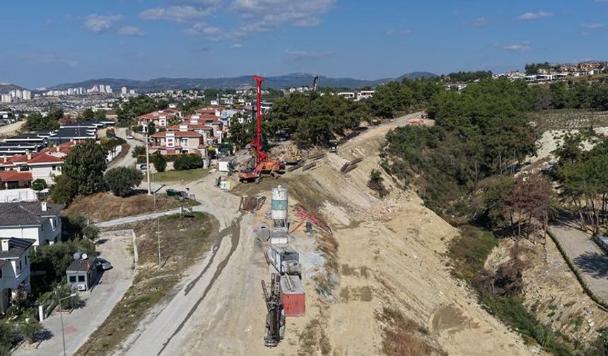 Büyükşehir Belediyesi Kuşadası'ndaki yol çalışmalarını sürdürüyor
