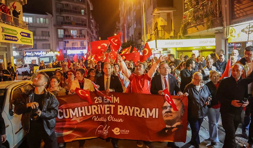 Efeler’de Cumhuriyet Yürüyüşü’ne binlerce kişi  akın etti