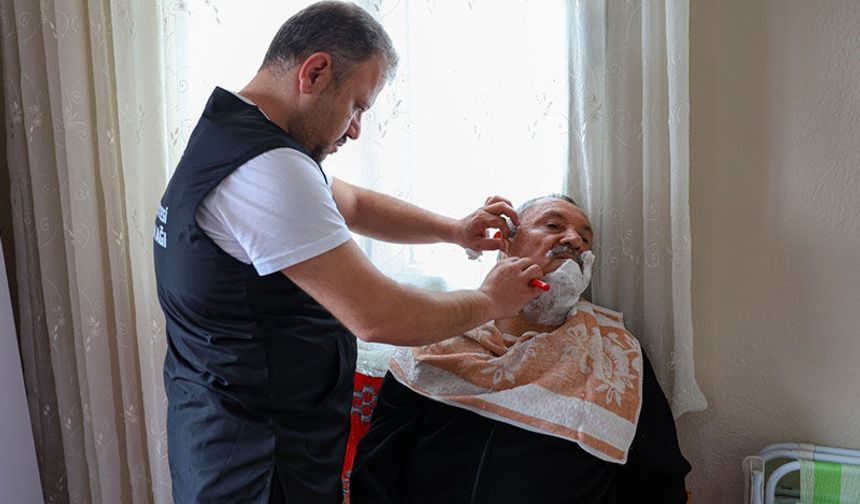 Efeler evde bakım hizmetleri yüreklere dokunuyor