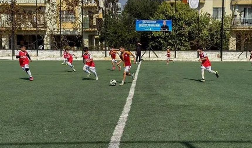 Efeler’de minik sporcular kıyasıya mücadele etti
