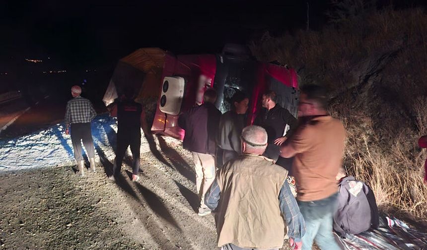 Aydın’da kum yüklü TIR devrildi