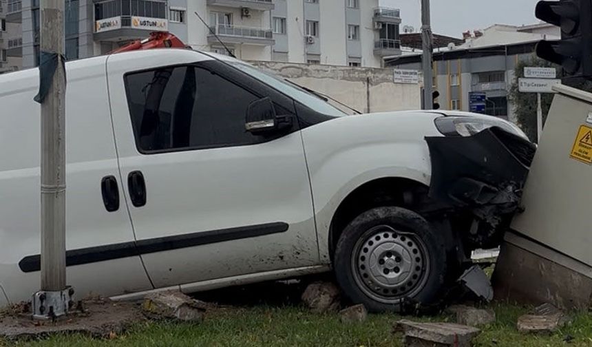 Hafif ticari araç  refüje çıkıp trafoya çarptı