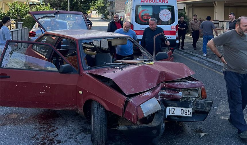 Otomobil aydınlatma direğine çarptı